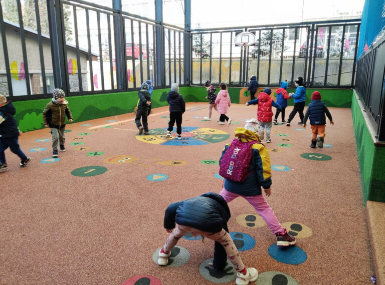 Naše školka „U kohoutka Sedmipírka“ v tělocvičně DDM.